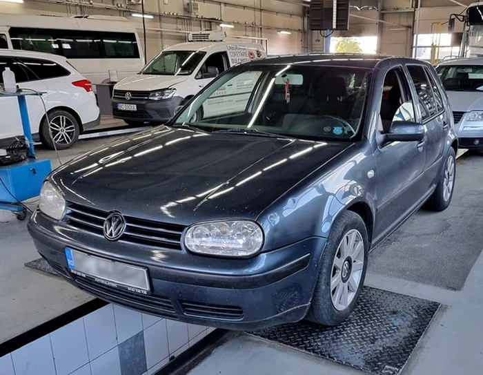 Golf-ul era mâncat de rugină și avea cauciucurile foarte uzate FOTO RAR Bacău