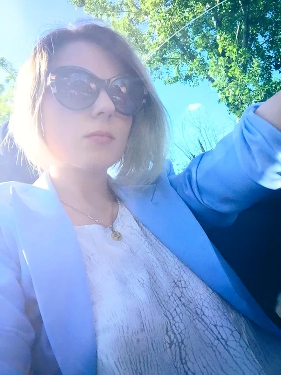 Alina se plimbă cu o decapotabilă cât timp maşina ei se află în service