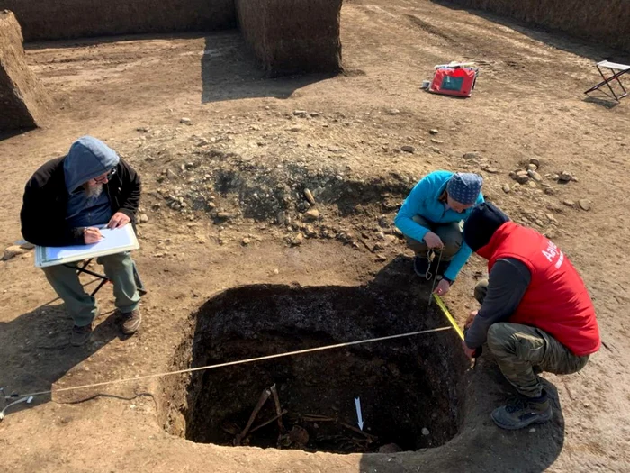 Arheologii din cadrul Muzeului de Istorie şi Arheologie din Prahova FOTO Octav Negrea