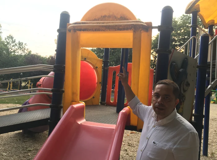 Alin Constantinescu ne arată mizeria dintr-un loc de joacă din Herăstrău