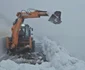 Buldozerele înaintează cu greu prin munții de zăpadă de pe Transfăgărășan Foto: DRDP Brașov