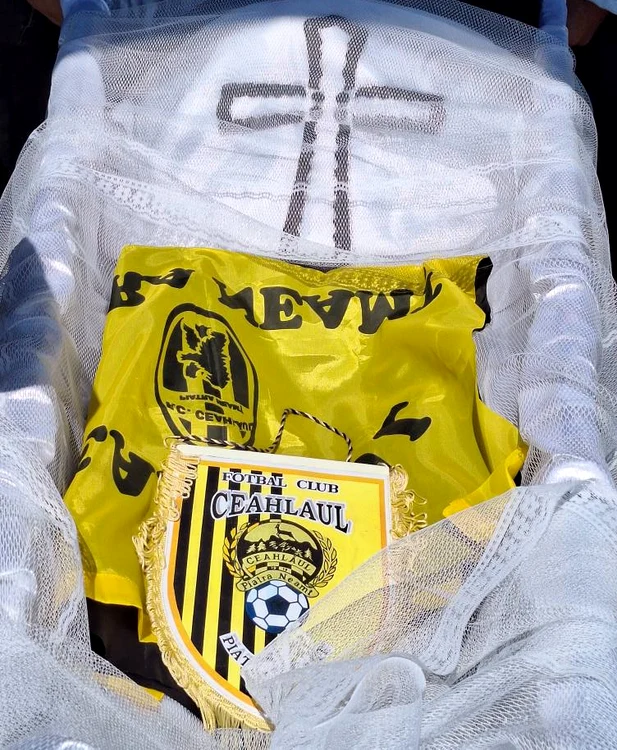 Fanionul și tricoul galben-negru al Ceahlăului, pus în coșciug    FOTO Facebook Gelu Crăcană