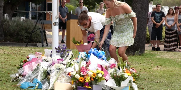 flori depuse in memoria politistilor australieni ucisi la Chinchilla 13 dec 2022 Foto epa efe
