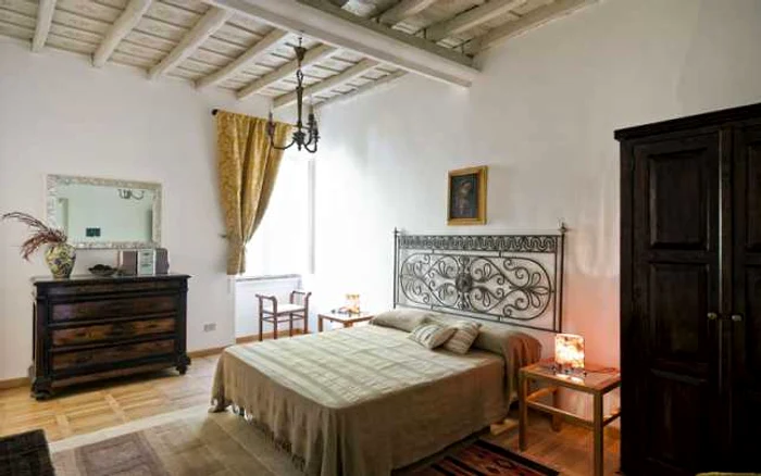 Casa La Scalinatella este situată în centrul istoric al Romei şi participă la Săptămâna trocului din Italia. În mod normal, cazarea într-o cameră dublă porneşte de la 80 de euro pe noapte FOTO www.lascalinatellaroma.com