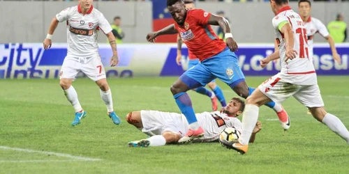 Harlem Gnohere (C) de la FCSB şutează în timpul partidei contra echipei Dinamo Bucuresti FOTO Mediafax / Alexandra Pandrea