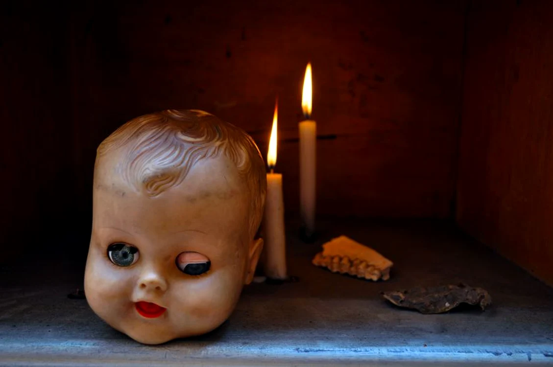 
    După blestem, Vance s-a dus acasă, s-a băgat în pat și a aşteptat să moară @shutterstockclickpentrufemei.ro  
