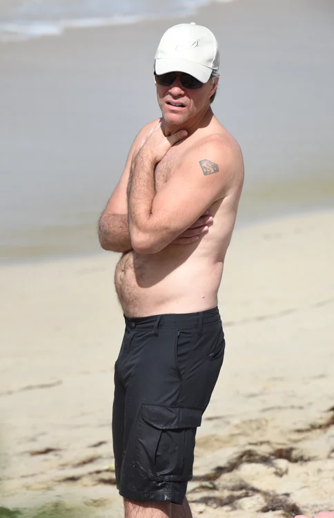 Jon Bon Jovi (53 de ani) și-a expus burtica la plajă