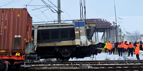 tren deraiat Mihăești – Radomirești Olt foto CFR