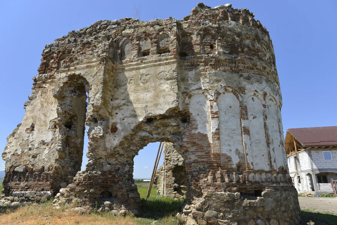 Atât a mai rămas din mănăstire FOTO Monumenteneamt.ro
