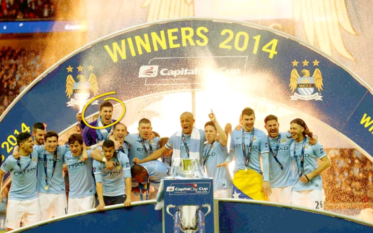 
    Fotbaliştii lui  Manchester City  au sărbătorit cu  artificii câştigarea  trofeului (foto: Reuters)  