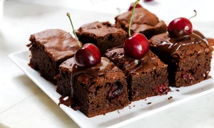 Negresa cu cirese Sursa foto shutterstock 1983423638 jpg