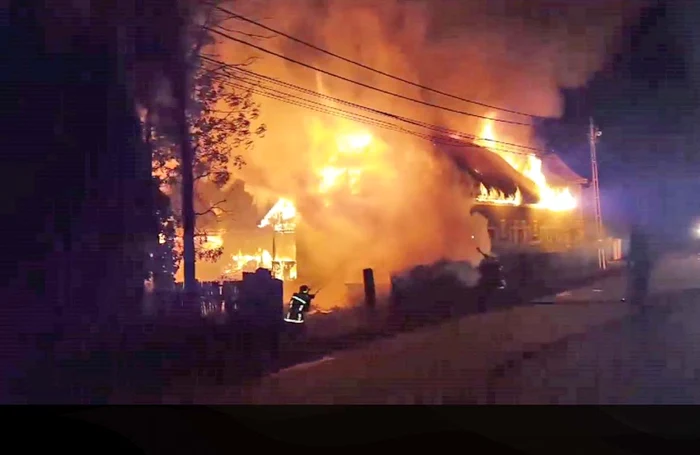 Casa părintească a Laurei Lavric a fost cuprinsă de un incendiu