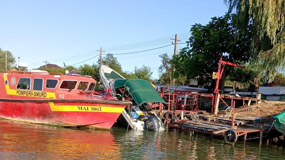 Patru persoane, inclusiv doi copii, implicate într-un accident la acostare în Delta Dunării