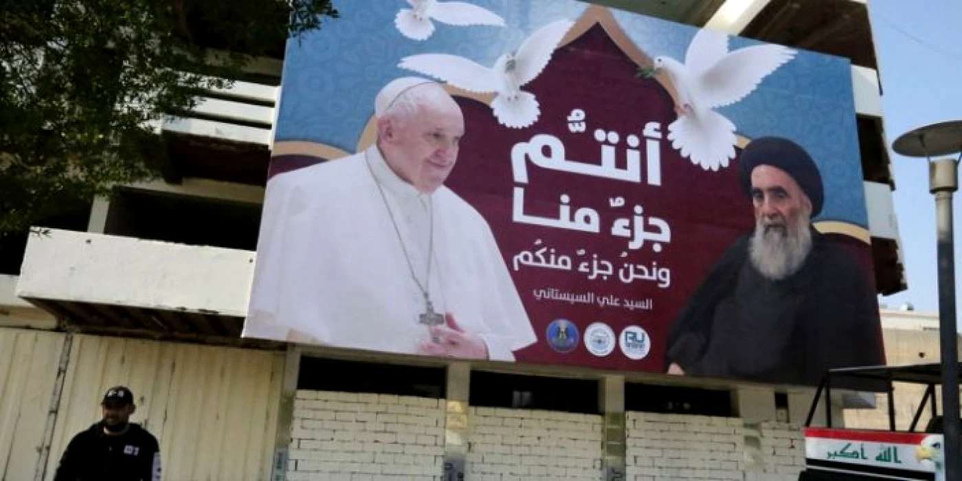 Afiş de promovare a întâlnirii dintre Papa Francisc şi ayatollahul Ali al-Sistani FOTO AFP