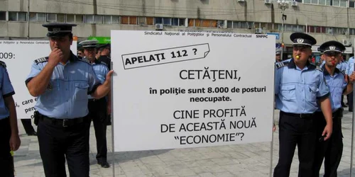 Târgovişte: Oamenii legii au protestat în faţa Prefecturii