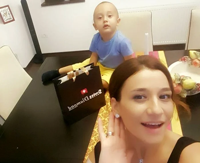 Claudia s-a mândrit cu cerceii ei pe reţelele de socializare