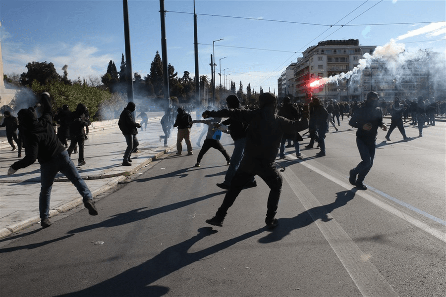 Cockail-uri Molotov și gaze lacrimogene în fața Parlamentului din Grecia, la protestele declanșate de catastrofa feroviară 