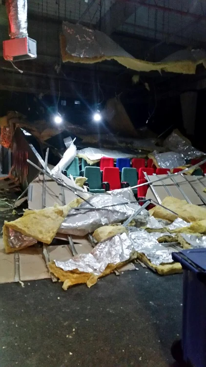 Așa arată sala de cinema după ce a căzut plafonul