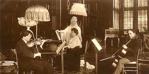 Regina Elisabeta cu Enescu si Dinicu jpeg