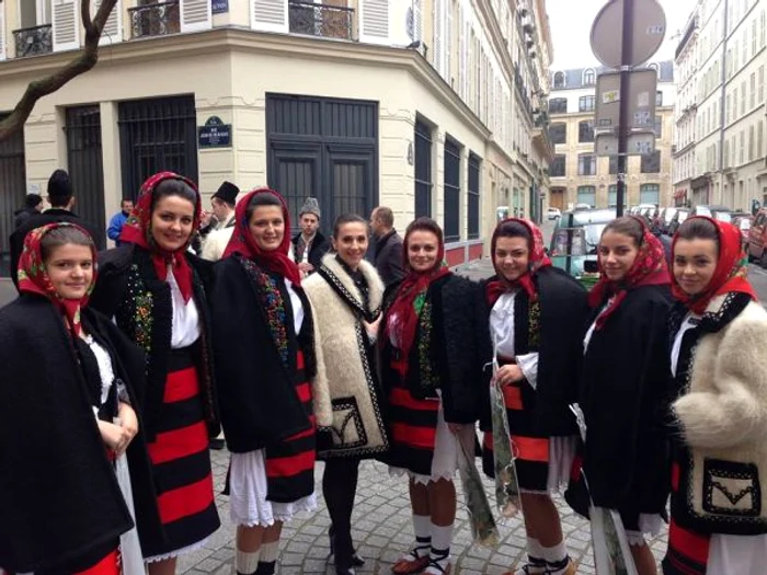 
    Andreea Raducan, alaturi de Ansamblul MaramuresulFOTO: Arhivă personală  