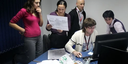 Ultimele retușuri pentru ediția de a doua zi, a ziarului „Adevărul Moldova“