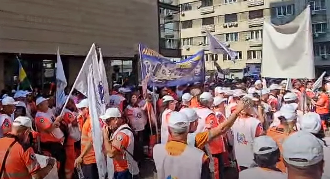Sute de ambulanțieri au participat la protest. FOTO captură FB Radio Constanța