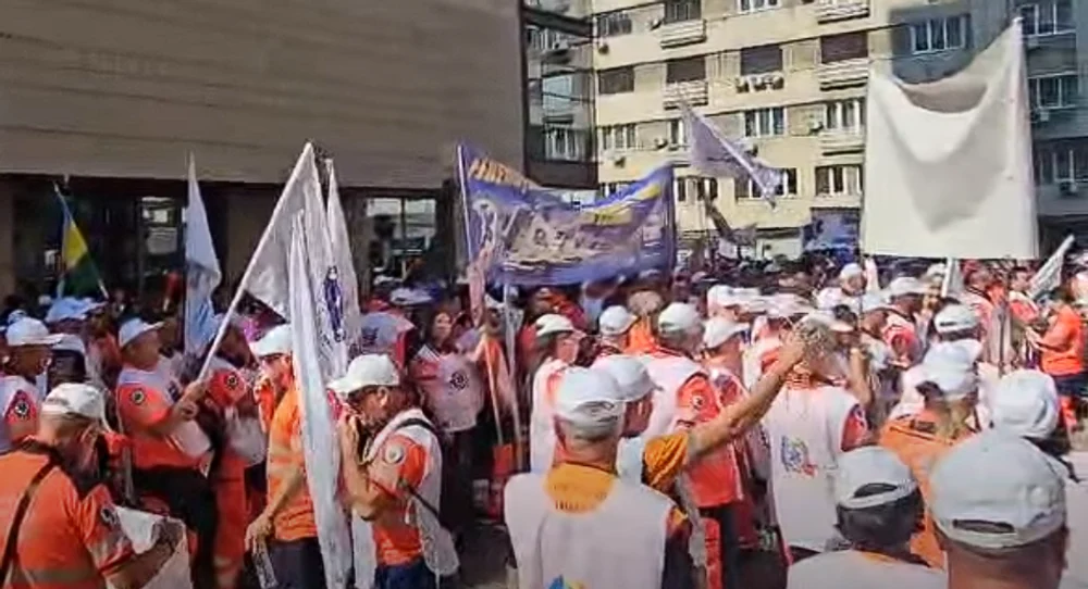 Ambulanțierii au ieșit în stradă. Proteste la Ministerului Sănătății și Ministerul Muncii: „Noua lege a salarizării ne taie veniturile!”