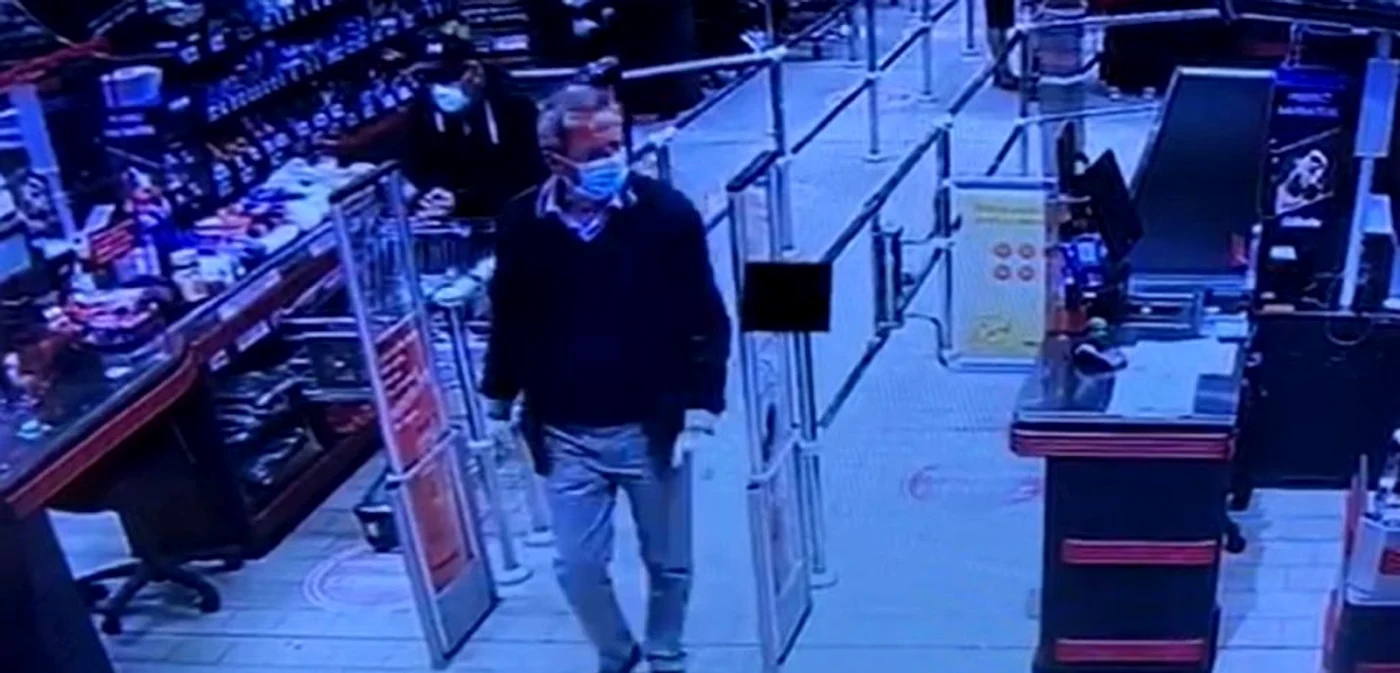 Imaginile surprinse de camerele de supraveghere de la Kaufland arată cum au fost pierduţi 30.000 de euro în magazin