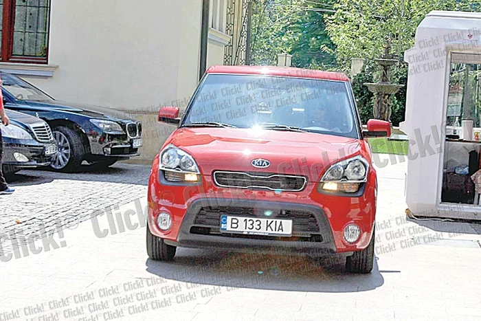 Adriana şi Silviu  Prigoană, alături de  copiii lor, Eduard şi  Maximus şi de rude  la masa de Paşte