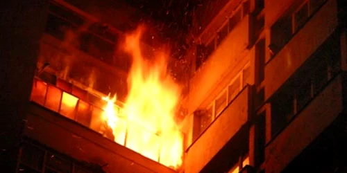 Incendiul s-a produs la etajul patru. FOTO: ADEVĂRUL