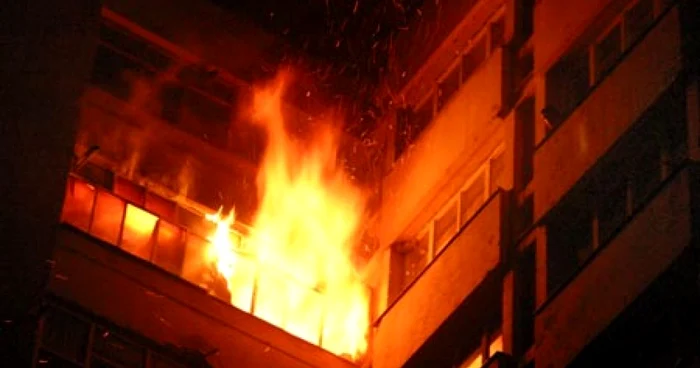 Incendiul s-a produs la etajul patru. FOTO: ADEVĂRUL