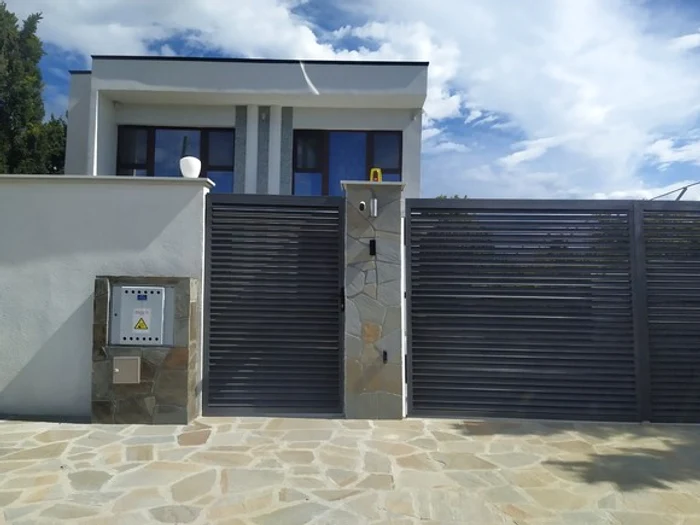 Casele sunt înconjurate de camere de filmat