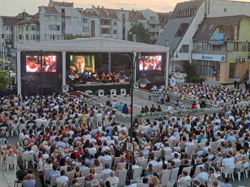 Richard Clayderman a concertat la Botoșani. Pe scenă au urcat faimosul duo Baccara și un artist electro de la Untold VIDEO