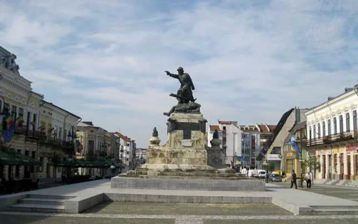 Statuia din Centrul Istoric al Botoşaniului care comemorează sacrificiul maiorului Ignat şi a companiei de mitraliere FOTO visitbotosani.ro
