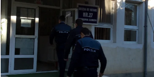 Poliţişti la secţia de votare Ialomiţa Slobozia Foto Mădălin Sofronie