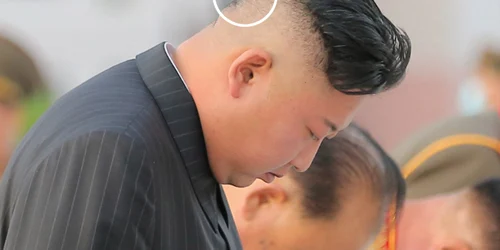 Liderul nord-coreean Kim Jong-un a fost surprins cu un bandaj pe ceafă FOTO captură Twitter
