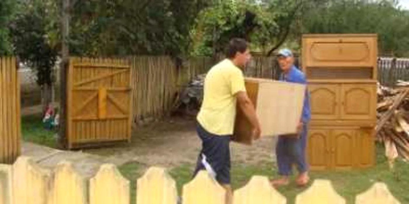 Râmnicu Vâlcea: Localnicii din Cosota îşi cară mobila din case