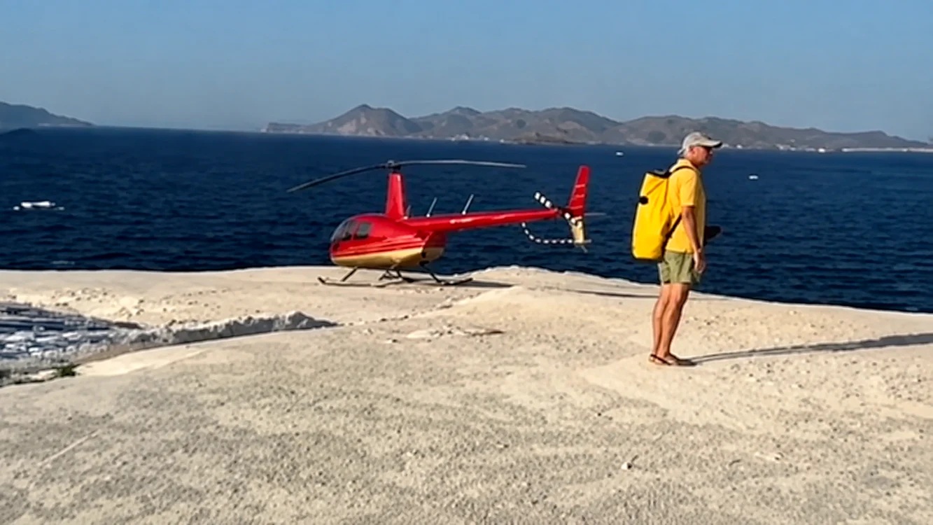 Un elicopter privat a aterizat direct pe stâncile albe ale celebrei plaje Sarakiniko FOTO: protothem