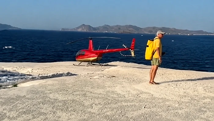 Un elicopter privat a aterizat direct pe stâncile albe ale celebrei plaje Sarakiniko FOTO: protothem