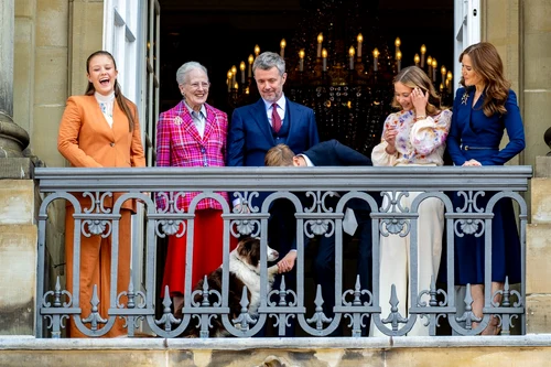 Regele Frederik al Danemarcei alături de familie și de câinele lor 