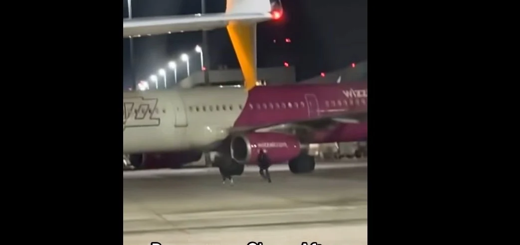 Doi români filmați alergând pe pistă după un avion Wizz Air, după ce au spart un buton de urgență: „Cât de prost trebuie să fii!”