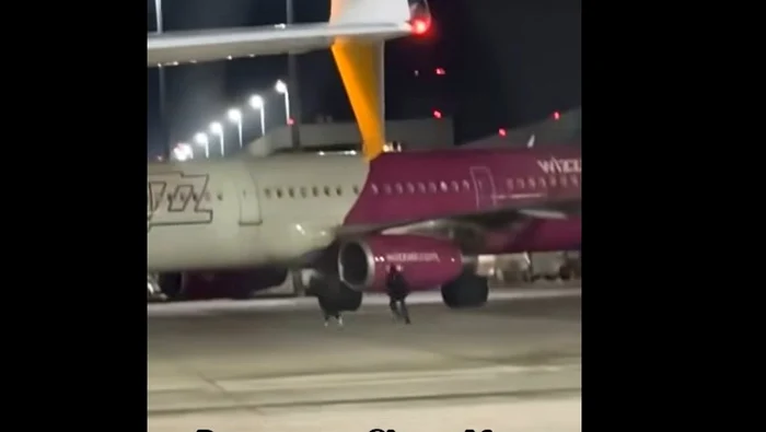 Românii aleargă după un avion FOTO: captura video