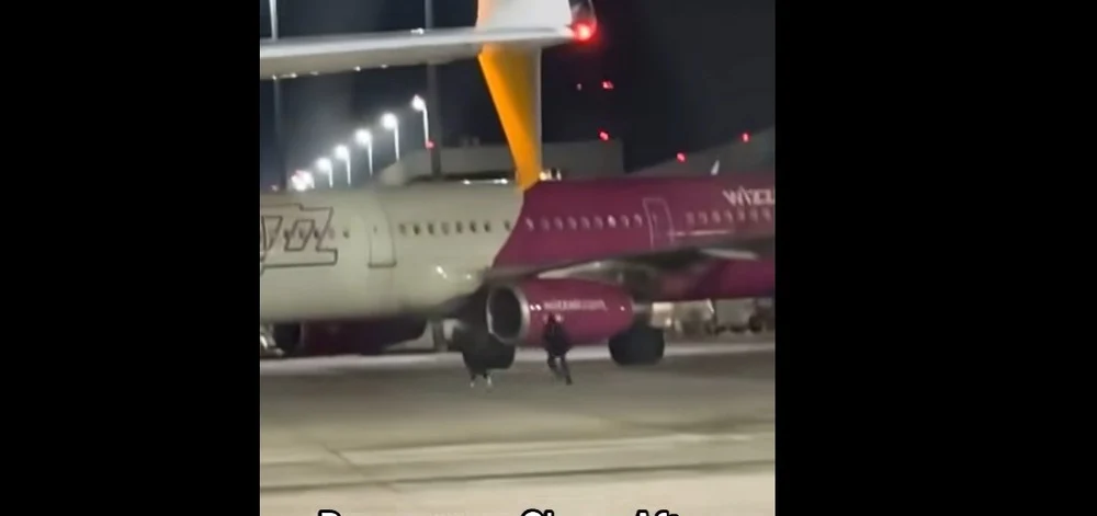 Doi români filmați alergând pe pistă după un avion Wizz Air, după ce au spart un buton de urgență: „Cât de prost trebuie să fii!”