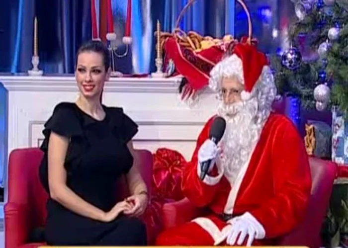 Moş Crăciun şi Iuliana Luciu au stat unul lângă altul toată emisiunea (captură Antena 1)
