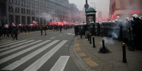 Ciocniri între forţele de ordine şi extremişti la marşul de Ziua Independenţei Poloniei FOTO EPA-EFE