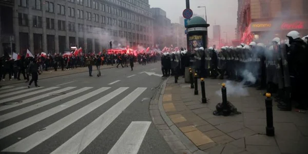 Ciocniri între forţele de ordine şi extremişti la marşul de Ziua Independenţei Poloniei FOTO EPA-EFE