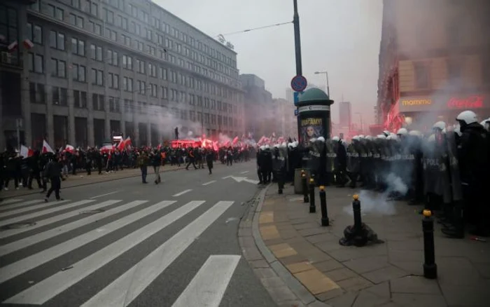 Ciocniri între forţele de ordine şi extremişti la marşul de Ziua Independenţei Poloniei FOTO EPA-EFE