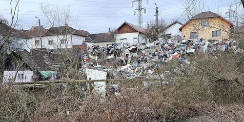 Raul Cerna, un localnic din Hunedoara a umplut malurile de gunoaie  Foto Daniel Guță ADEVĂRUL (8) jpg
