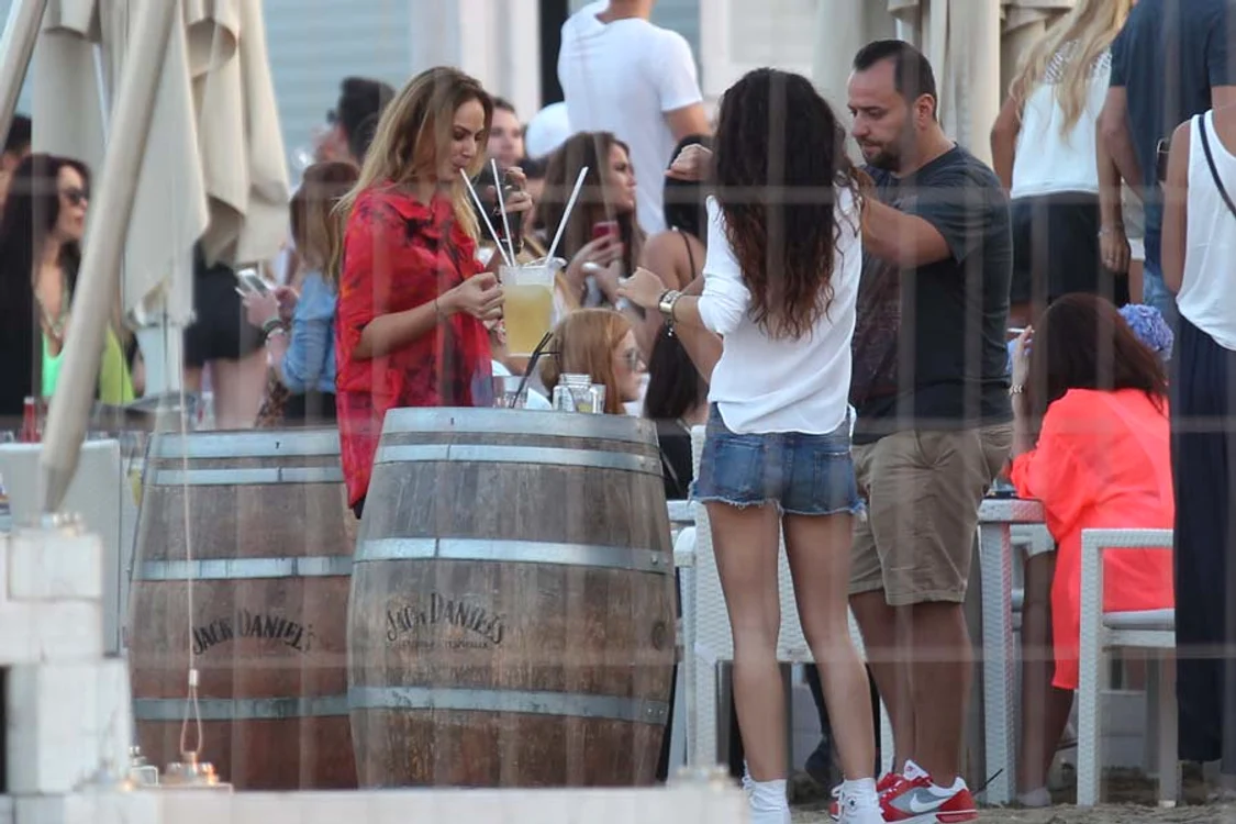 Roxana Ionescu: Vedeta a sorbit cu poftă din imensul cocktailFotografii: Mihai Ionescu
