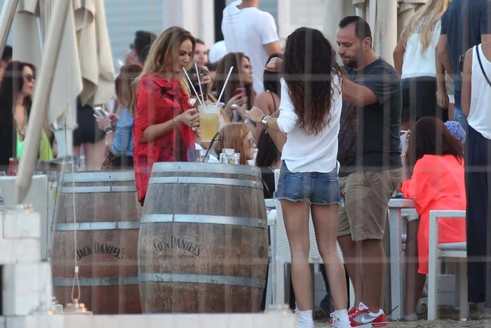 Roxana Ionescu: Vedeta a sorbit cu poftă din imensul cocktailFotografii: Mihai Ionescu